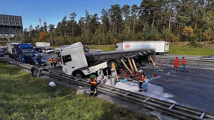 Unfall auf A3 bei Behringersdorf: Lkw liegt quer auf Fahrbahn - Sperrung dauert mehrere Stunden