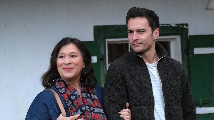 Wegen ihrer Augenprobleme ist Eva Lorenz (Eva Mattes) zunehemdn auf Hilfe von Bastian Pfeiffer (Raban Bieling) und den anderen angewiesen. Doch so richtig wahrhaben möchte es die selbstständige Frau noch immer nicht.