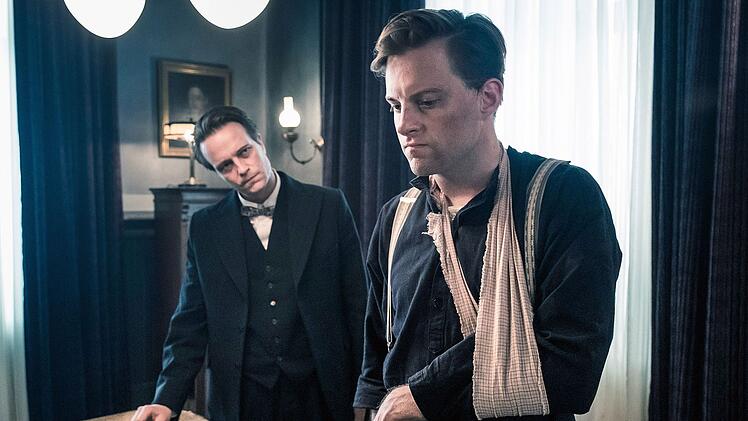 Kommunist Johannes Auerbach (Alexander Finkenwirth, rechts) ist sein politisches Engagement wichtiger als das Studium am Bauhaus. Deshalb bekommt er Probleme mit Schulleiter Walter Gropius (August Diehl).