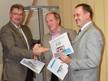 Die Bürgermeister Helmut Dietz, Udo Siegel und Werner Thomas (von links)  bekräftigen die Zusammenarbeit. Fotos: Katharina Becht