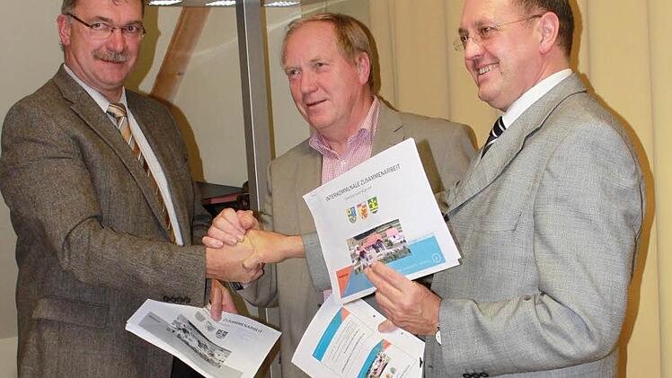 Die Bürgermeister Helmut Dietz, Udo Siegel und Werner Thomas (von links)  bekräftigen die Zusammenarbeit. Fotos: Katharina Becht