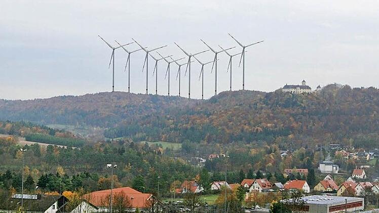Fotomontage der Projekt-Kritiker: Windräder über Schloss Greifenstein. Es sollen allerdings keine elf werden, sondern höchstens acht. Die drei linken wären damit zu streichen. Fotomontage: Jablonowski