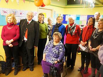 Zweite Bürgermeisterin Barbara Stark-Irlinger, Bürgermeister Joachim Wersal, Andrea Mutzhaus von der Gemeindeverwaltung, eine Mutter (hinten), die Gründungsmitglieder Anneliese Ebert, Irene Haag, Ingrid Richter (hinten v. l.) sowie Josefine Wersal (r.) und Emmi Werthmann (sitzend) sowie Elternbeirat Marc Mucha (2. v. r.) verfolgten die Darbietungen der Kinder. Fotos: Heike Reinersmann