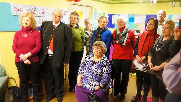 Zweite Bürgermeisterin Barbara Stark-Irlinger, Bürgermeister Joachim Wersal, Andrea Mutzhaus von der Gemeindeverwaltung, eine Mutter (hinten), die Gründungsmitglieder Anneliese Ebert, Irene Haag, Ingrid Richter (hinten v. l.) sowie Josefine Wersal (r.) und Emmi Werthmann (sitzend) sowie Elternbeirat Marc Mucha (2. v. r.) verfolgten die Darbietungen der Kinder. Fotos: Heike Reinersmann