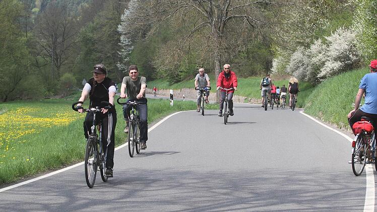 So ungefährdet radelt es sich zwischen Ködnitz und Fölschnitz nur am "Autofreien Sonntag". Foto: Jochen Nützel
