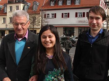 Überglücklich bummelt Pratichhya Müller (20) mit ihrem Mann Dominik (30) und mit ihrem "Paten" Peter Pöhlmann durch Kulmbach und freut sich, dass sie durch ihre Dolmetschertätigkeit in Nepal ihr großes Glück gefunden hat. Foto: Sonja Adam