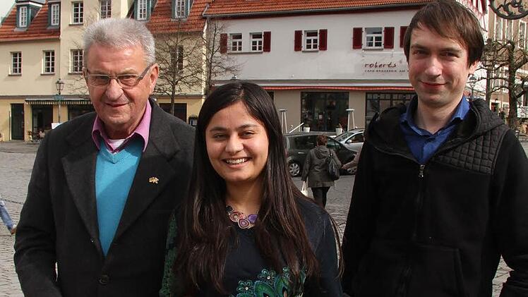 Überglücklich bummelt Pratichhya Müller (20) mit ihrem Mann Dominik (30) und mit ihrem "Paten" Peter Pöhlmann durch Kulmbach und freut sich, dass sie durch ihre Dolmetschertätigkeit in Nepal ihr großes Glück gefunden hat. Foto: Sonja Adam