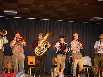 Bei "häisd'n'däisd vomm mee" kann jeder jedes Instrument der Gruppe spielen. Foto: Sonja Werner