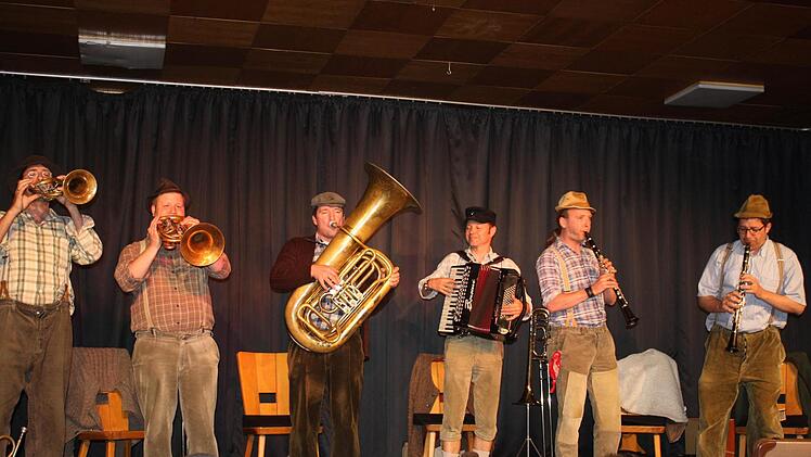 Bei "häisd'n'däisd vomm mee" kann jeder jedes Instrument der Gruppe spielen. Foto: Sonja Werner