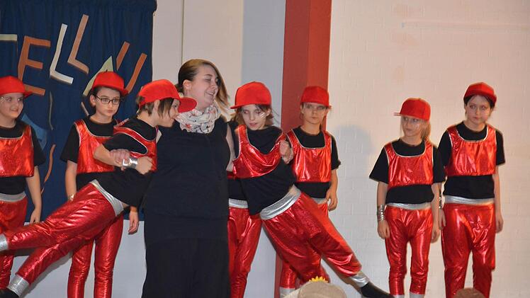 Aus dem benachbarten Junkersdorf kamen diese Girls und zeigten einen beachtlichen Showtanz. Foto: Schmidt