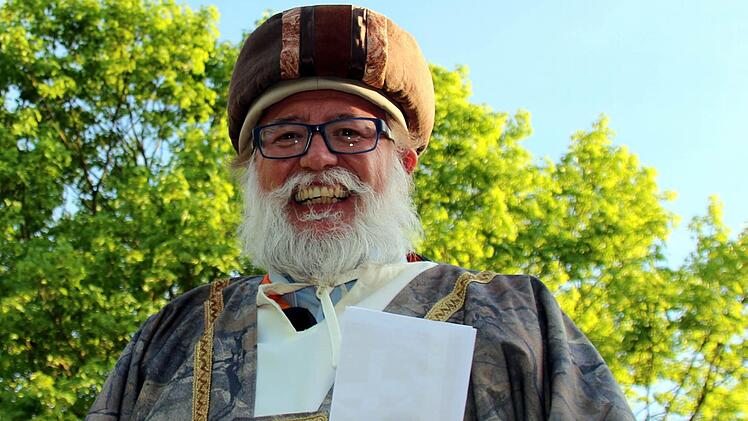 Als Hoher Priester Amiel wandelt sich Rainer Scheidmantel vom Guten zum Bösen. Wie er lassen alle männlichen Darsteller ihre Haare und Bärte wachsen. Foto: Bettina Knauth