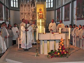 Bischof Friedhelm Hofmann (am Mikrofon) feierte mit Kaplan Michael Schmitt, Pfarrer Stephan Eschenbacher, Diakon Manfred Griebel und Pfarrer Joachim Bayer (dahinter von links) den Jubiläumsgottesdienst anlässlich des 550-jährigen Bestehens der Ritterkapelle.