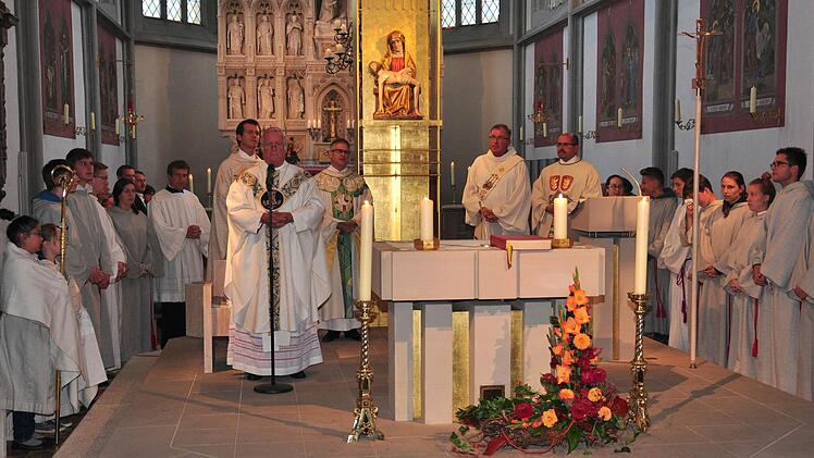 Bischof Friedhelm Hofmann (am Mikrofon) feierte mit Kaplan Michael Schmitt, Pfarrer Stephan Eschenbacher, Diakon Manfred Griebel und Pfarrer Joachim Bayer (dahinter von links) den Jubiläumsgottesdienst anlässlich des 550-jährigen Bestehens der Ritterkapelle.