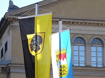 Nach Ansicht der Coburger soll das auch in Zukunft so bleiben: Coburg gehört zum Freistaat Bayern. Dem Vorschlag des Thüringer Innenministers Holger Poppenhäger zu einem Wechsel Coburgs nach Thüringen erteilen die Coburger eine klar Absage. Foto: Jochen Berger