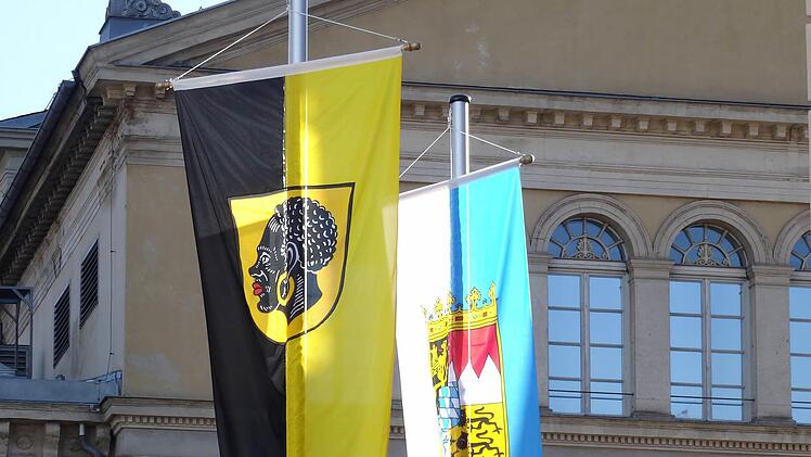 Nach Ansicht der Coburger soll das auch in Zukunft so bleiben: Coburg gehört zum Freistaat Bayern. Dem Vorschlag des Thüringer Innenministers Holger Poppenhäger zu einem Wechsel Coburgs nach Thüringen erteilen die Coburger eine klar Absage. Foto: Jochen Berger