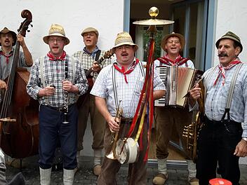 "Sie wünschen - wir spielen": Mit einem Benefizkonzert unterstützten die Spräublöaser die Spendenaktion für die neuen Glocken der evangelischen Friedenskirche in Bad Brückenau.  Foto: Rolf Pralle