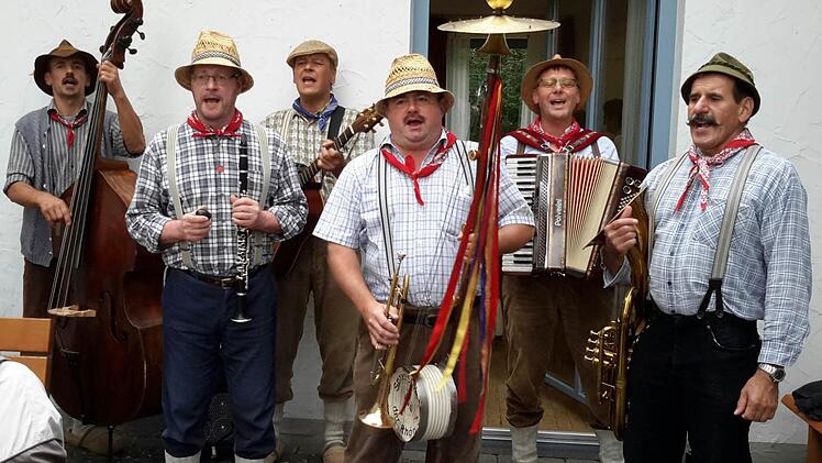 "Sie wünschen - wir spielen": Mit einem Benefizkonzert unterstützten die Spräublöaser die Spendenaktion für die neuen Glocken der evangelischen Friedenskirche in Bad Brückenau.  Foto: Rolf Pralle