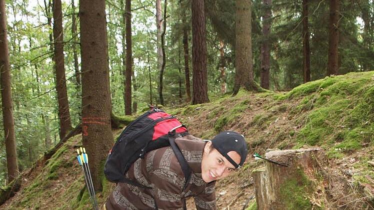 Nachdem alle Schüsse auf die Kojoten-Attrappe abgegeben wurden, werden die Pfeile wieder entfernt.