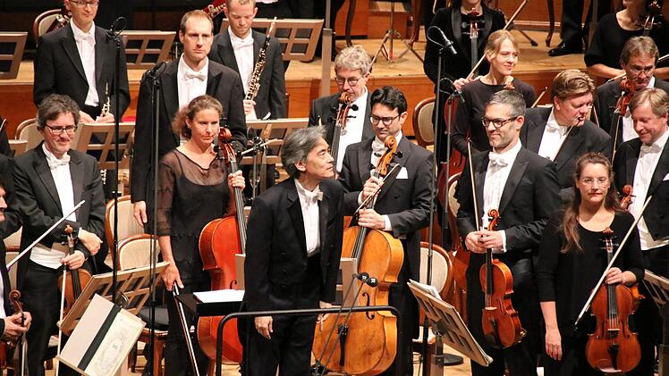 Kent Nagano und Jörg Widmann nach Carl Maria von Webers 1. Klarinettenkonzert. Foto: Ralf Ruppert