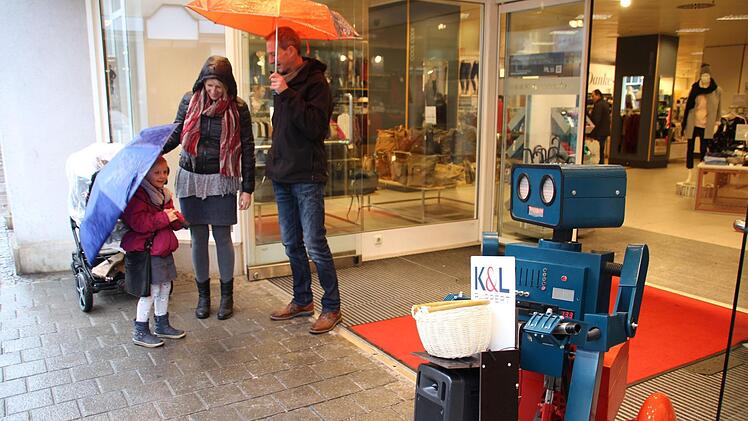 Der Regen hielt die Menschen nicht ab: Mit Schirm, Charme und Taschen ausstaffiert ging es quer durch die Stadt. Die Männer konnten über Autos fachsimpeln und die Kinder Eisenbahn fahren, Dosen werfen oder sich schminken lassen.Christiane Lehmann