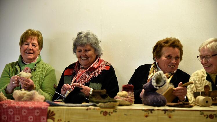 Die Landfrauen haben sichtlich Spaß an den alten Handarbeitstechniken: Von links: Ursula Schreiner, Gunda Großmann, Erika Herzer und Gudrun Zwingelberg. Foto: Gabi Arnold