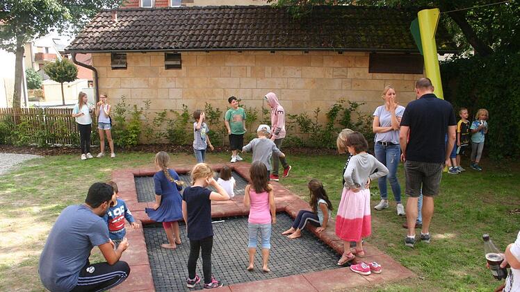 Das Bodentrampolin wurde am Sonntag von den Kindern sofort in Beschlag genommen. Foto: Martin Rebhan