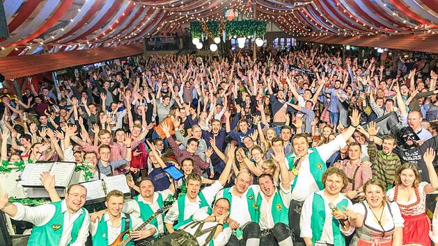 Die G&auml;ste des Kiliani-Volksfestes in W&uuml;rzburg lagen den Musikern des Aaalbachtal-Express' schon zu F&uuml;&szlig;en. Am Dienstag spielt die Band erstmals auf der Bierwoche.privat