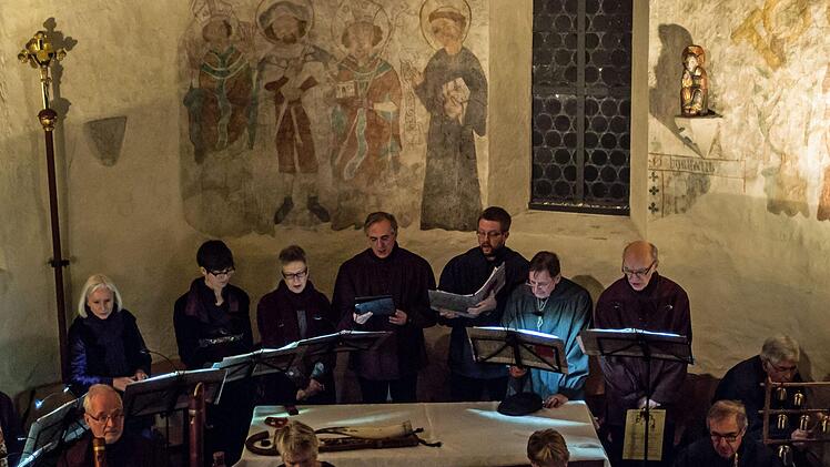 Stimmungsvolle Klänge zur Advents- und Weihnachtszeit: Der Melchior-Franck-Kreis Coburg unter seinem Leiter Knut Gramß gestaltete eine Abendmusik in der St.-Nikolaus-Kapelle am Rosengarten.Foto: Jochen Berger