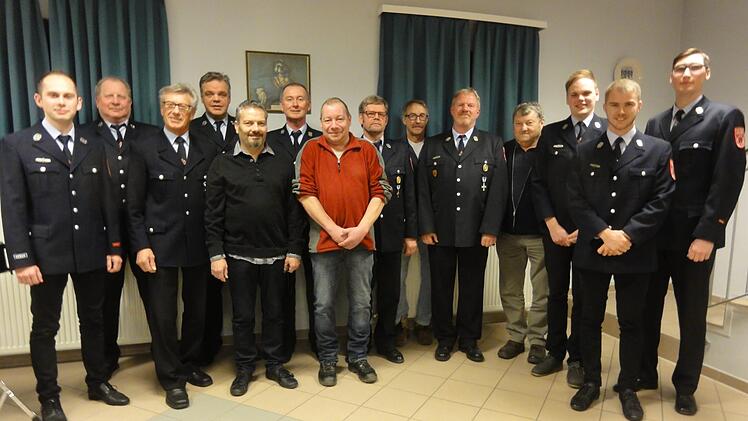 Die Geehrten mit (von links) Zweiter Kommandant Fabian Baier, Günter Metz, Hans Pfrang, Dieter Schmitt, Lothar Hartmann, Jürgen Wolf, Georg Kaufmann, Bernd Beck, Kurt Müller, Harald Hornung, Anton Müller, Sandro Schmitt, Fabian Werner und Kommandant Maximilian Metz.