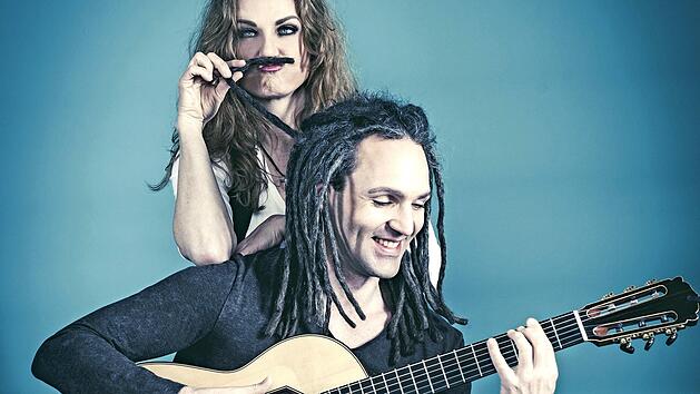 Kein Haar hat Suzan Baker an ihrem musikalischen Partner Dennis Lüddicke auszusetzen. Am 7. August zeigen sie im "TECnet Zentrum" des Kleinkunstvereins "TECnet Obermain" wie wunderbar sie sich ergänzen.