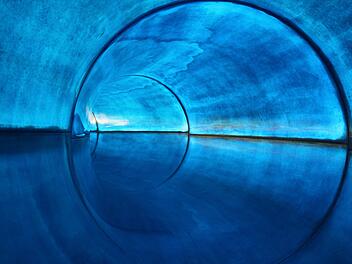 Die sogenannte "Hurricane-Loop" im Weinheimer Freizeitbad "Miramar" soll laut Mitarbeitern eine der sichersten Rutschen des Schwimmbads sein. Doch eine Besucherin verletzte sich darin.