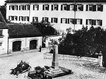 Das Postkartenbild zeigt den zweit&uuml;rigen Anbau am Dr.-W&ouml;lfel-Anwesen, wo die Feuerwehr Anfang der 1880er Jahre ihre Spritzen und Utensilien untergebracht hatte.