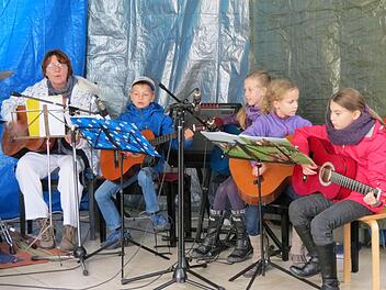 Im Hof der Musikschule feierte Ralf Werner sein Jubiläum mit verschiedenen Gästen und vielen Schülern: Hier im Bild Musiklehrerin Christiane Werner mit Gitarrenschülern.  Fotos: Doris Bauer