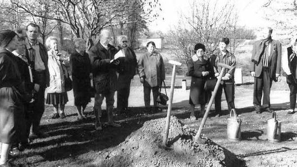 Erwin Riedmüller beim Pflanzen einer Linde am Main 1988 in Kitzingen. Foto: privat
