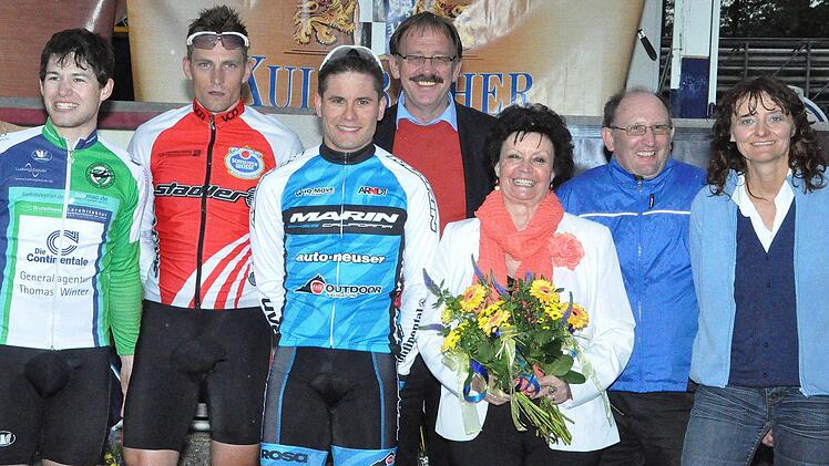 Siegerehrung des Amateur-Rennens - von links: 3. Sebastian Wagner (Schwalbe München), 1. Martin Bubal (VC Regensburg), 2. Benjamin Korndörfer (RC Herprersdorf Team Marinbikes), Bürgermeister Stefan Schaffranek, ATS-Vorstandsvorsitzende Heidesuse Wagner, Organisator Matthias Kraft von der ATS-Radrennsportabteilung und Birgit Reichardt von der Kulmbacerh Brauerei.
