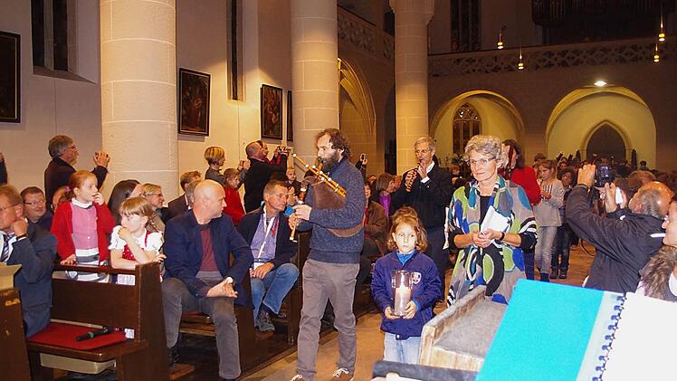 110 überwiegend junge Holzbläser schritten zum Auftakt des Konzerts musizierend durch die Kirche.