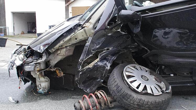 Die Front des Vans glich nach dem Zusammenstoß einem Trümmerhaufen.