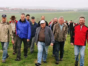 Bürgermeister Siegfried Erhard (Mitte) - hier beim Grenzgang - will sich in Zukunft öfter dem Wandern widmen. Fotos: Archiv/Stefan Geiger
