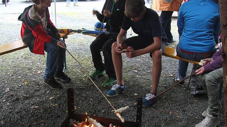 Stockbrotgrillen macht immer wieder Spaß. Foto: Sonja Adam