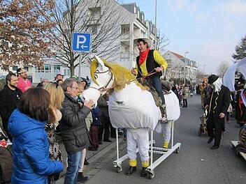 Lucky Luke und sein Pferd Jolly Jumper wurden von den Umzugsbesuchern immer wieder begeistert getätschelt. Foto: Manfred Opis