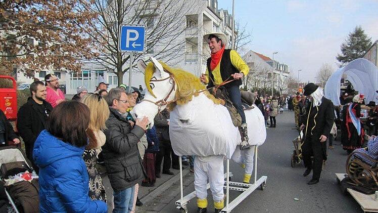 Lucky Luke und sein Pferd Jolly Jumper wurden von den Umzugsbesuchern immer wieder begeistert getätschelt. Foto: Manfred Opis