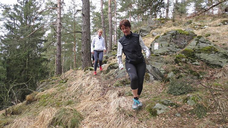 Jutta Kratzel liebt spannende Pfade: Bergab vom Peterlesstein. Foto: Michael Kraus