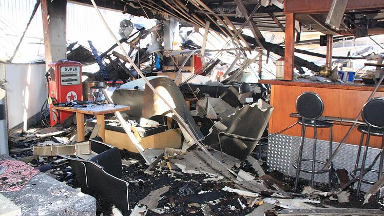 Das völlig zerstörte Bistro neben der Kartarena Foto: Matthias Einwag