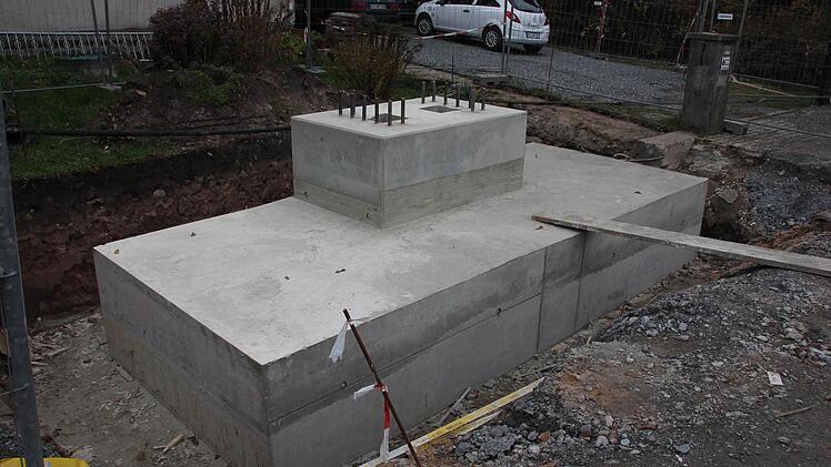 Das Fundament für die Schilderanlage Richtung Nordbrücke ist riesig...
