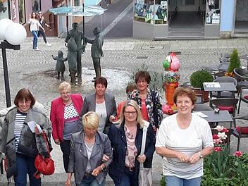 Interessiert folgten die Mitglieder der Frauen-Union Bürgermeisterin Brigitte Meyerdierks (rechts) nicht nur auf dem Weg ins Rathaus, sondern auch deren Ausführungen zu aktuellen Themen. Rund zwei Stunden stand das Stadtoberhaupt den Gästen Rede und Antwort.  Foto: Rolf Pralle
