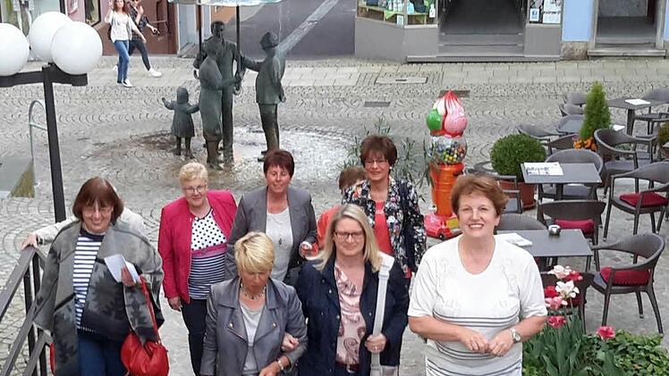 Interessiert folgten die Mitglieder der Frauen-Union Bürgermeisterin Brigitte Meyerdierks (rechts) nicht nur auf dem Weg ins Rathaus, sondern auch deren Ausführungen zu aktuellen Themen. Rund zwei Stunden stand das Stadtoberhaupt den Gästen Rede und Antwort.  Foto: Rolf Pralle