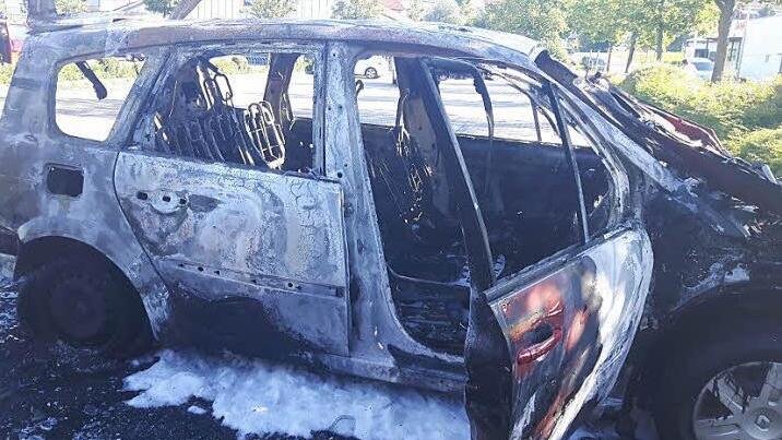 Ein Raub der Flammen wurde der Renault in Ebelsbach. Das Feuer zerstörte den Wagen.  Foto: Friederike Stark