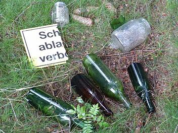 In seinem Wald lagen Flaschen, Gläser und Scherben sowie ein zerbrochenes Verbotsschild. "Das ist unverschämt, was manche unbelehrbare Zeitgenossen machen", schimpft Gerhard Zeitler aus Waldhermes. Foto: Klaus-Peter Wulf