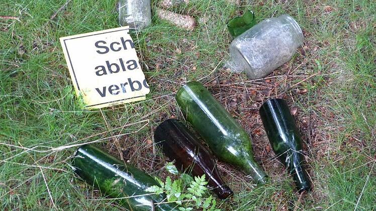 In seinem Wald lagen Flaschen, Gläser und Scherben sowie ein zerbrochenes Verbotsschild. "Das ist unverschämt, was manche unbelehrbare Zeitgenossen machen", schimpft Gerhard Zeitler aus Waldhermes. Foto: Klaus-Peter Wulf