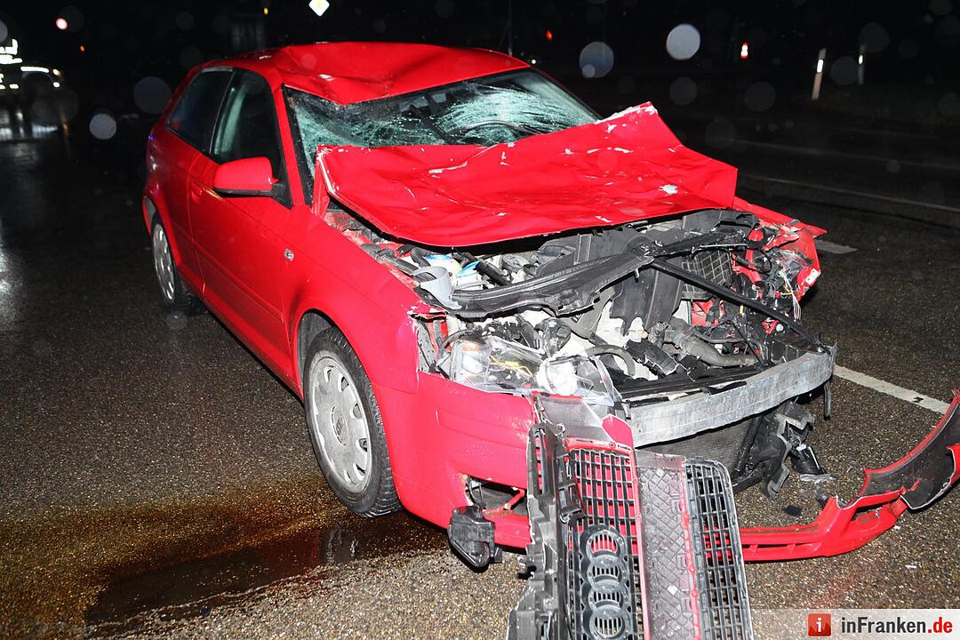 Auto erfasst Pferd und Reiterin